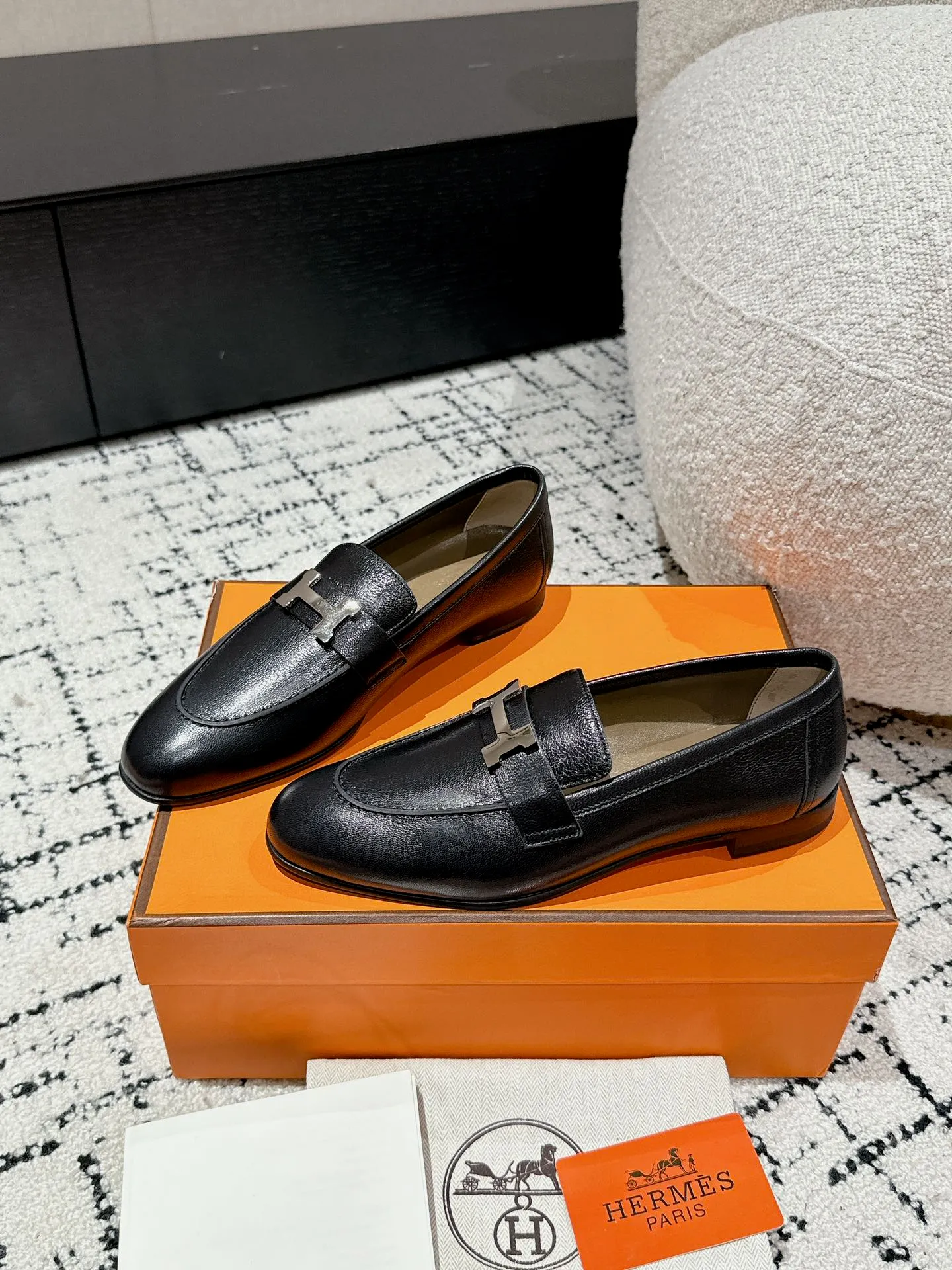👟👟Ex-factory price 720👟👟 (top version) Hermes/25ss classic model is undoubtedly the leader in luxury goods. Every single product is very popular‼ ️Although the styles are few, they are more refined and more classic. They never go out of style. They are a brand that maintains and appreciates value. It is rare to have such a reputation in consumer goods sincerely! This pair of shoes is a classic style of this brand. It is decorated with metal buckles exclusive to Hermès. It is a classic that has become more and more beautiful over the course of history. We will bring out some goods from the channel in small quantities! The leather feels very, very soft and feels like baby skin! Feel the luxury! Supplies are huge! ✔️Material: imported sheepskin upper ✔️Inner lining/foot pads: imported sheepskin ✔️Outsole: genuine leather ➕tpu bottom ⚠️ ✔️Size: 35/36/37/38/39 (40/41/42 can be ordered)